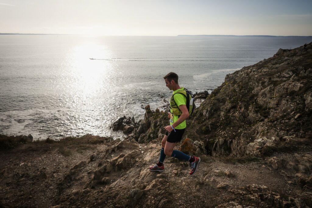 Sentier technique du Grand Raid du Finistère avec racines et pierres sur la Presqu'île de Crozon