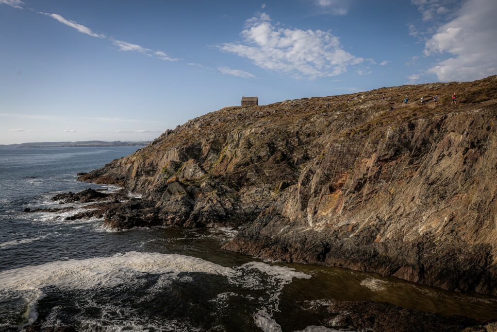 Coureurs du Grand Raid du Finistère sur un sentier côtier de la Presqu'île de Crozon