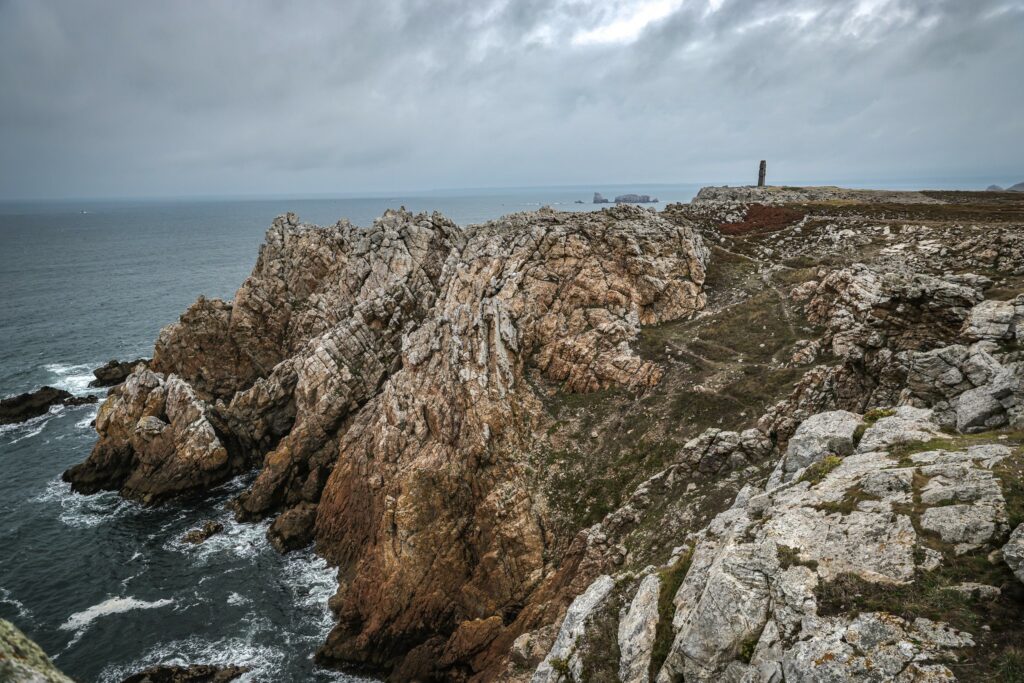 Paysage côtier de la Presqu'île de Crozon traversé par le Grand Raid du Finistère