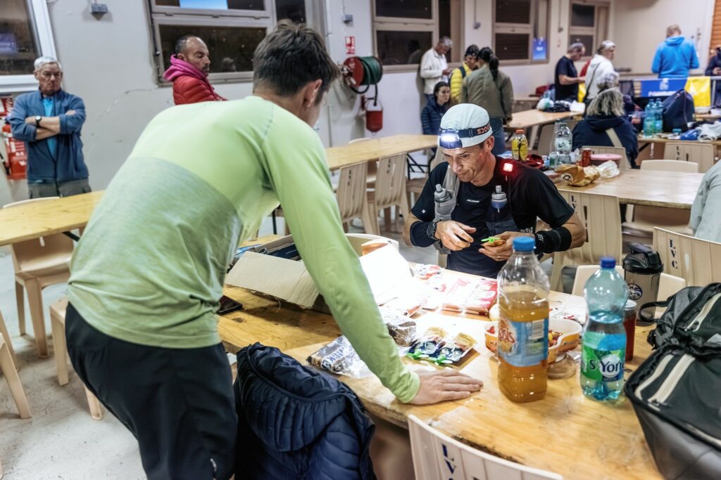Point de ravitaillement du Grand Raid du Finistère tenu par les bénévoles