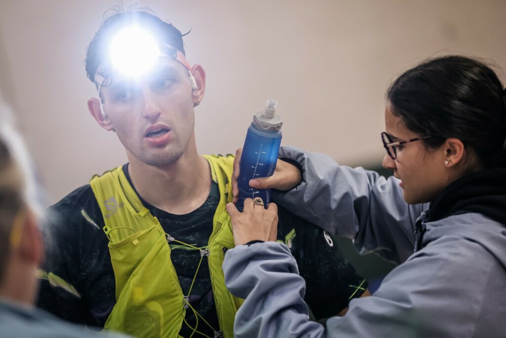Coureur de nuit avec lampe frontale lors de l'ultra-trail du Grand Raid du Finistère