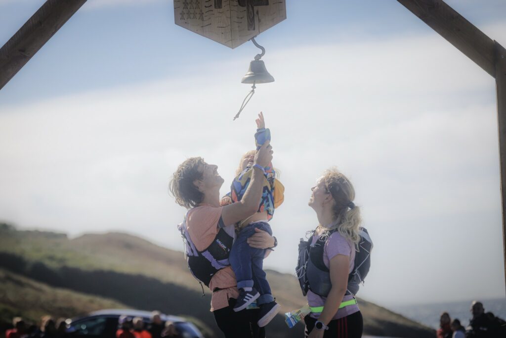 Coureur franchissant la ligne d'arrivée du Grand Raid du Finistère