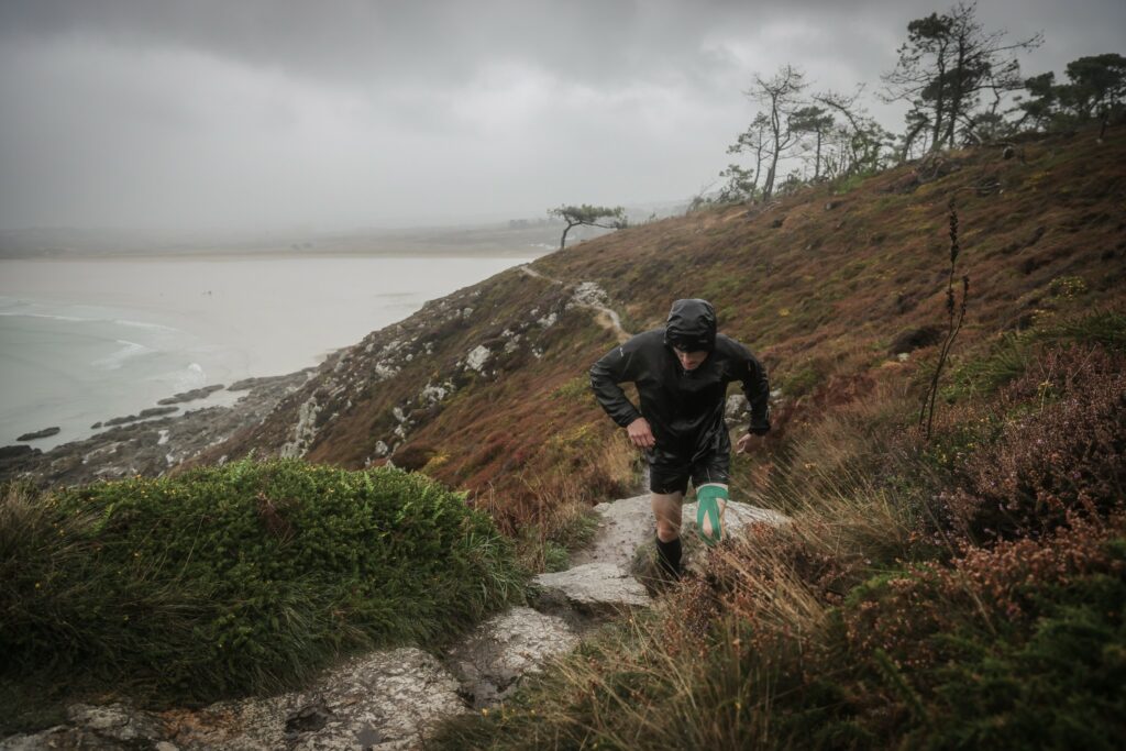 Coureur équipé d'une veste sous la pluie lors du Grand Raid du Finistère